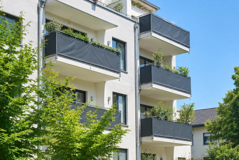 Hausfassade mit Balkonsichtschutz außen an den Geländern