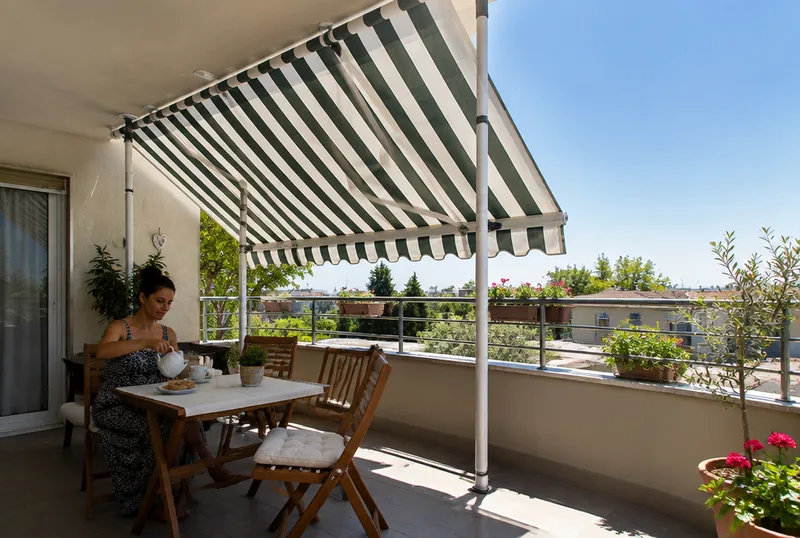 Klemmmarkise über dem Frühstückstisch auf dem Balkon